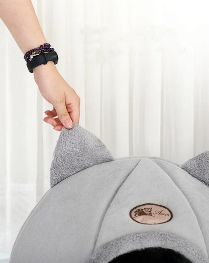 Warm & Comfortable Cat & Small Dog Covered Bed thats light and portable too